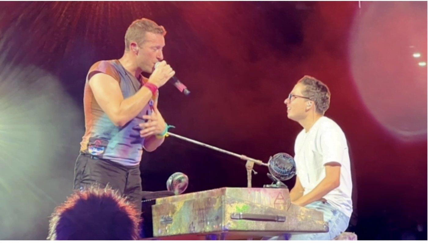 Coldplay incredible moment on stage for this French fan