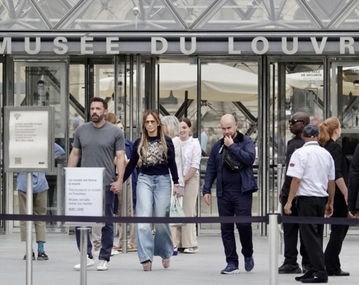 jennife4 lopez and Ben Affleck: tourists in love at the Louvre Museum. In the middle of their honeymoon, jlo beauty and Ben Affleck visit to the Louvre museum.